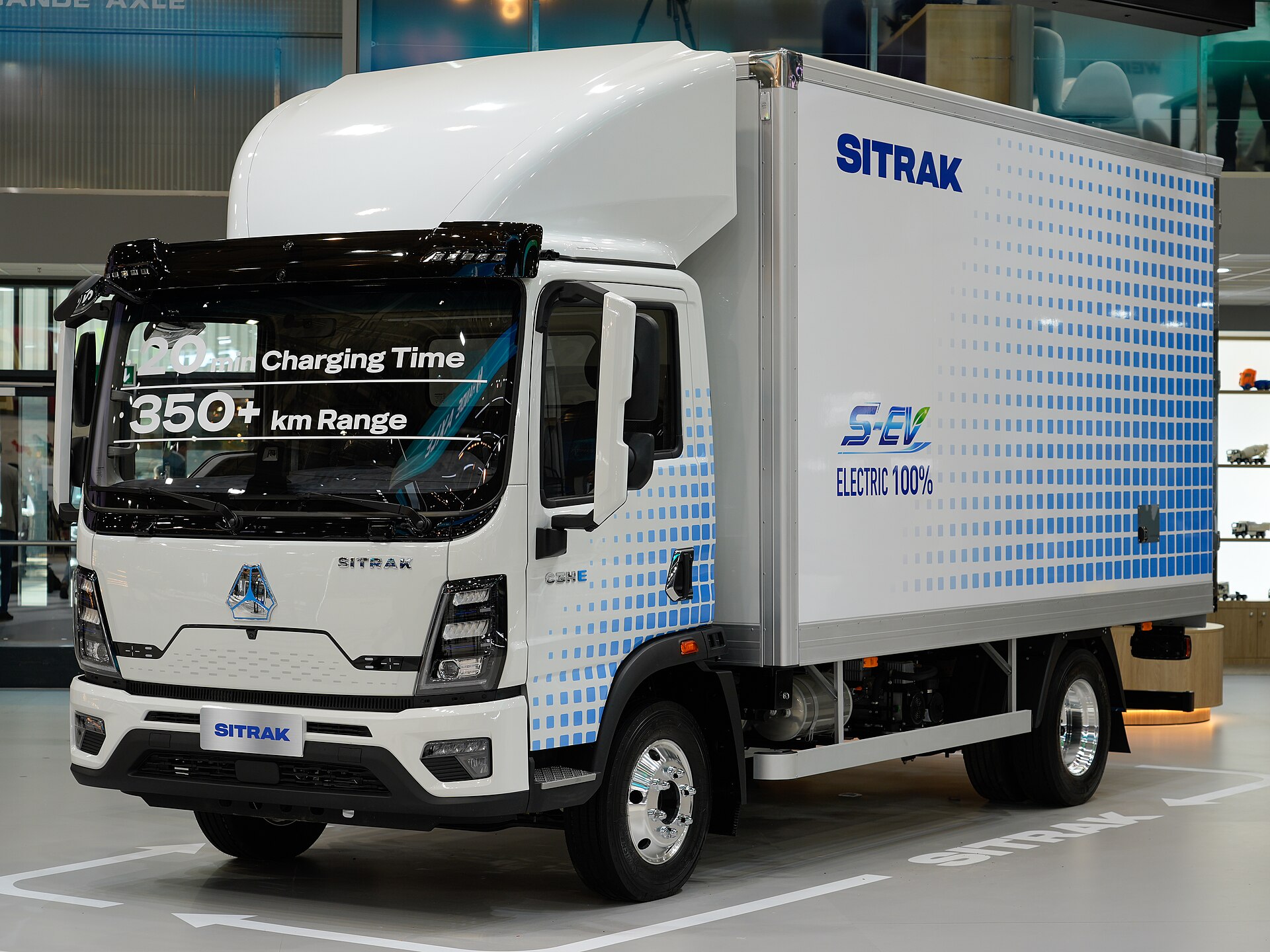 Белый электрический изотермический фургон SITRAK C3H E на выставочном стенде