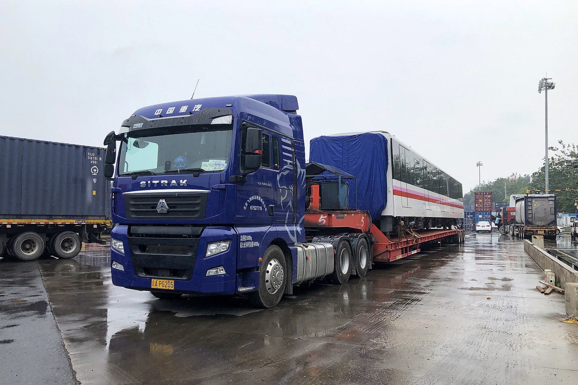 Синий седельный тягач SITRAK G7 440 с полуприцепом на мокрой трассе