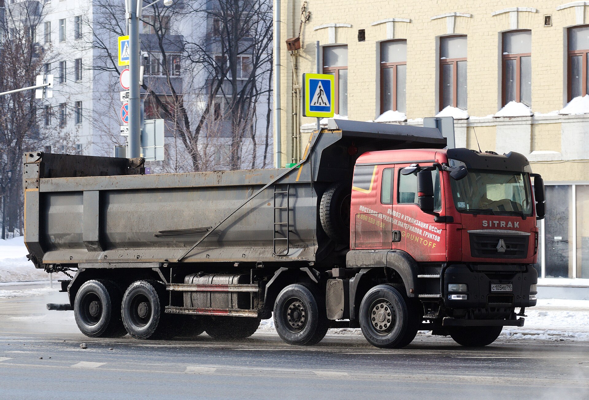 Четырехосный самосвал SITRAK C7H 8x4 на зимней дороге